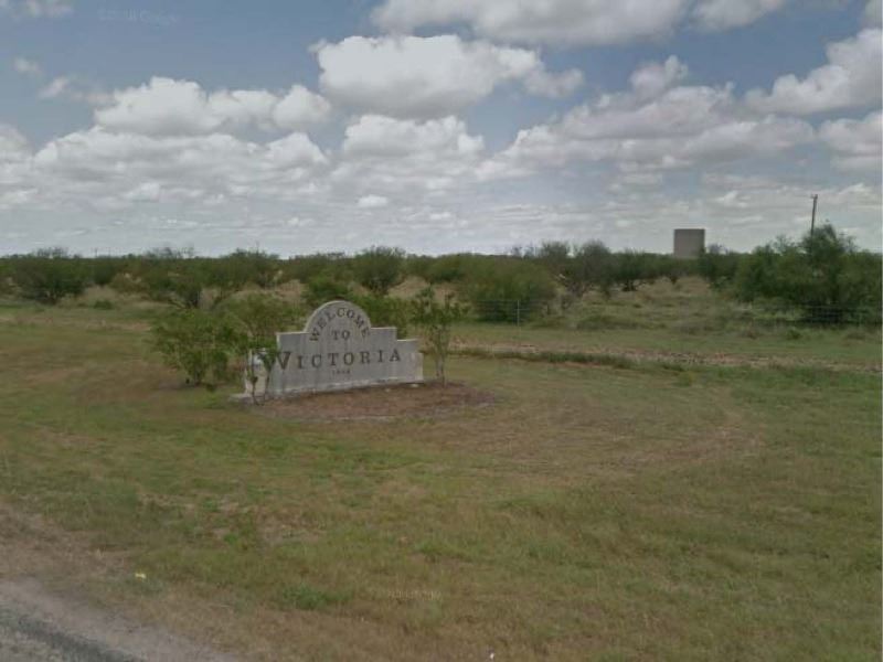 Old Welcome to Victoria sign on Bloomington Highway